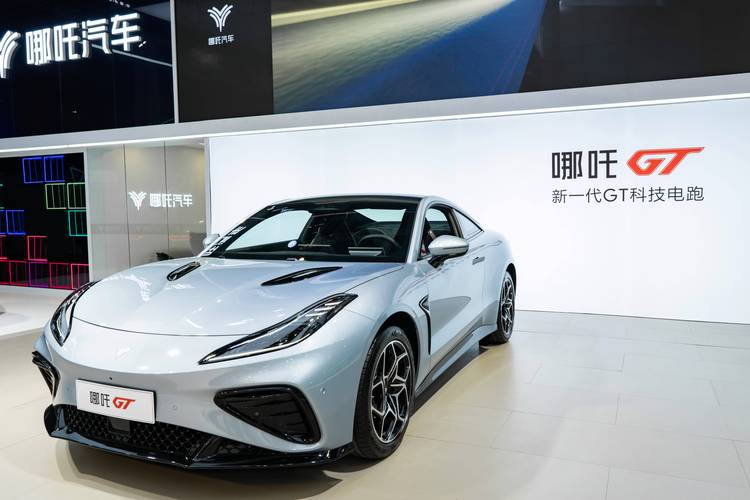 深圳252哪吒汽车在智能汽车领域的表现，领途汽车在新能源汽车市场中的影响力